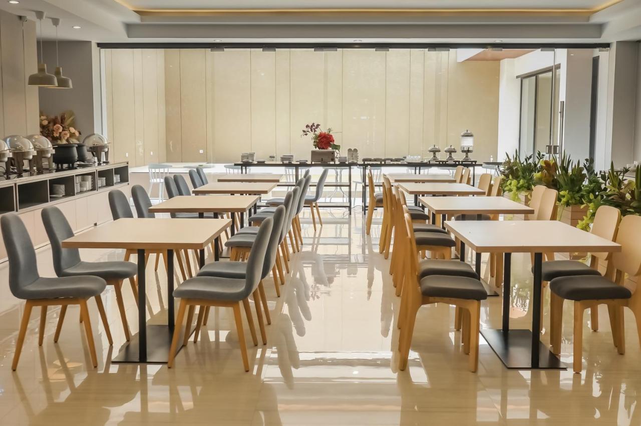 Front One King Hotel Tuban Tuban  Ngoại thất bức ảnh