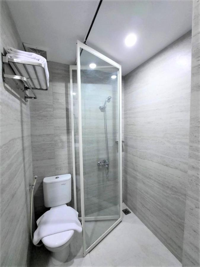 Front One King Hotel Tuban Tuban  Ngoại thất bức ảnh