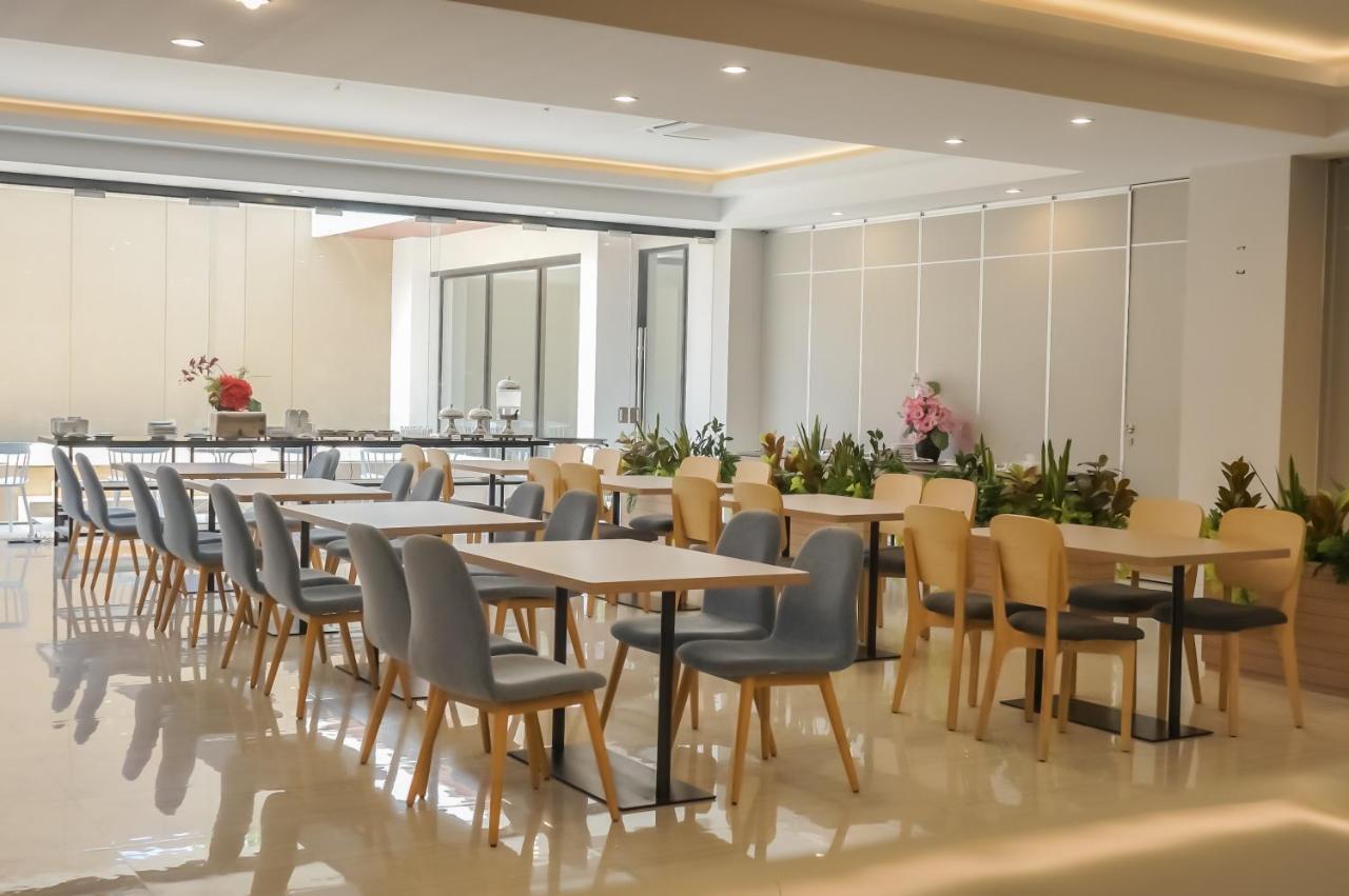 Front One King Hotel Tuban Tuban  Ngoại thất bức ảnh