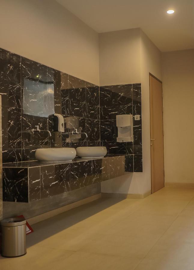 Front One King Hotel Tuban Tuban  Ngoại thất bức ảnh