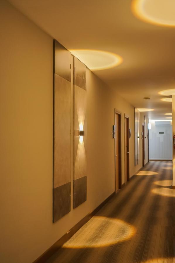 Front One King Hotel Tuban Tuban  Ngoại thất bức ảnh