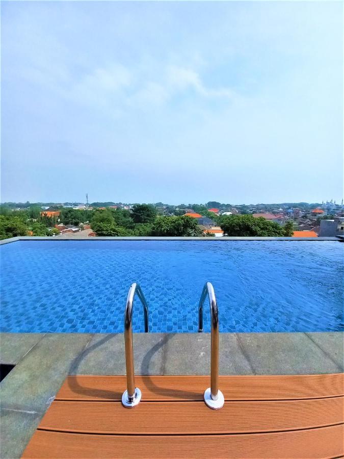 Front One King Hotel Tuban Tuban  Ngoại thất bức ảnh