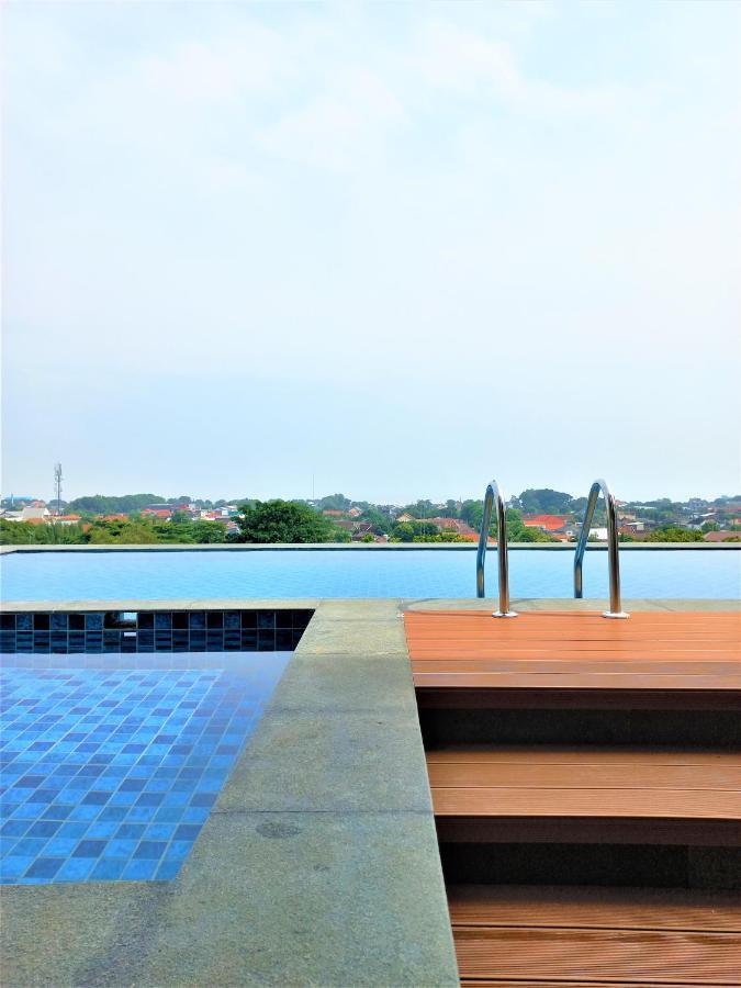Front One King Hotel Tuban Tuban  Ngoại thất bức ảnh