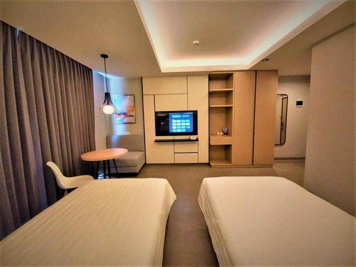 Front One King Hotel Tuban Tuban  Ngoại thất bức ảnh
