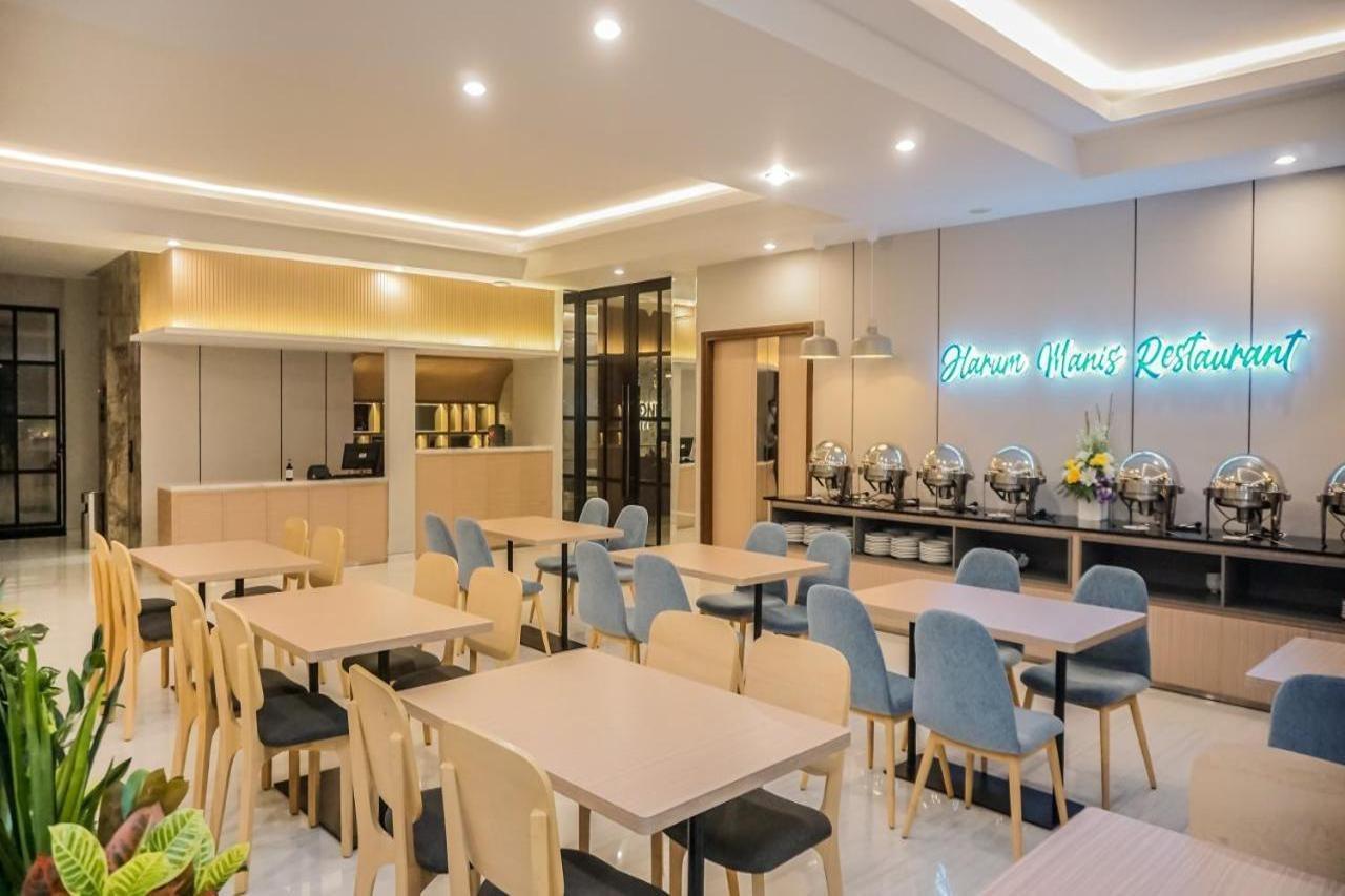 Front One King Hotel Tuban Tuban  Ngoại thất bức ảnh