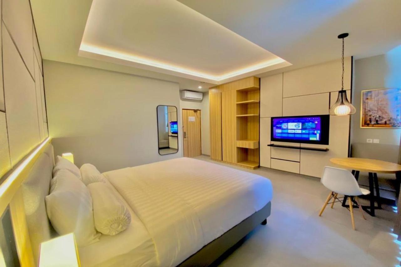 Front One King Hotel Tuban Tuban  Ngoại thất bức ảnh